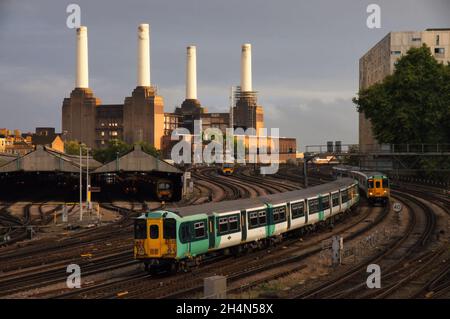 Gare de Victoria, gares ferroviaires et Battersea Power Station, orange éclatant peu avant le coucher du soleil à Londres, en Angleterre Banque D'Images