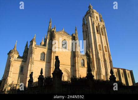 Ségovie Cathedral West front peu avant le coucher du soleil à Ségovie, Castille Leon, Espagne Banque D'Images