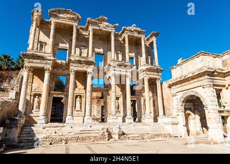 Ephèse, Turquie – 2 novembre 2020.La Bibliothèque de Celsus à Ephèse site antique en Turquie.Le bâtiment a été commandé dans le 110s A.D. par un consu Banque D'Images