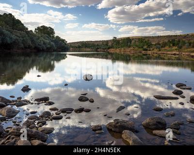 Réflexions de nuages dans une piscine sur le canal principal de la rivière Fitzroy, Mornington, Kimberley, Australie occidentale Banque D'Images