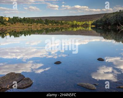 Réflexions de nuages dans une piscine sur le canal principal de la rivière Fitzroy, Mornington, Kimberley, Australie occidentale Banque D'Images
