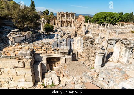 Ephèse, Turquie – 2 novembre 2020.Ruines du bain Varius et latrines sur le site antique d'Éphèse en Turquie.Vue vers la Bibliothèque de Celsus, withou Banque D'Images
