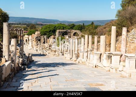 Ephèse, Turquie – 2 novembre 2020.La voie Curetes à Éphèse site antique en Turquie.Vue vers la Bibliothèque de Celsus, avec des ruines anciennes, sans Banque D'Images