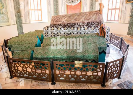 Bursa, Turquie – 10 novembre 2020.Vue intérieure de la tombe du Sultan Osman dans la région historique de la Citadelle de Bursa, avec les tombes du Sultan Osman, ses fils et Banque D'Images