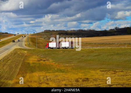 Le 1er novembre 2021, comté de Morton rural dans l'ouest du Dakota du Nord.Engins de remorquage de tracteur commercial sur l'Interstate 94 transportant du fret. Banque D'Images