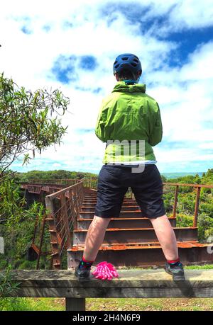 Un cycliste utilise son téléphone pour photographier le viaduc ferroviaire de Taonui du XIXe siècle, un lieu historique sur la piste cyclable Old Coach Road d'Ohakune, en Nouvelle-Zélande Banque D'Images