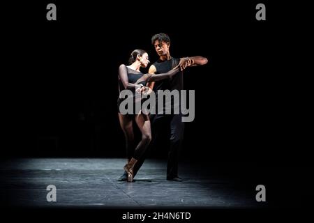 Londres Royaume-Uni 3 novembre 2021 Birmingham Royal Ballet.Alessandra Ferri et Carlos Acosta réalisent la première mondiale d'un nouveau duo pas de deux de Goyo Montero dans le cadre du programme Carlos curé du Ballet Royal de Birmingham au Sadlers Wells Theatre: Credit Quan Van Alay News Banque D'Images