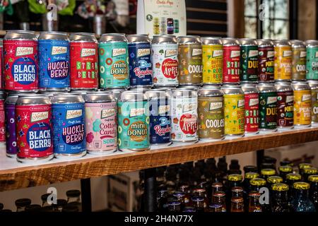 Exposition de canettes empilées de boisson gazeuse Northern Soda Co's dans toutes les saveurs au magasin de friandises Kismit à Carlton, Minnesota, États-Unis. Banque D'Images