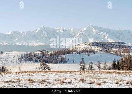 magnifique paysage enneigé avec des montagnes en arrière-plan.Paysage de steppe des montagnes de l'Altaï ou de la Mongolie.Gel intense. Banque D'Images