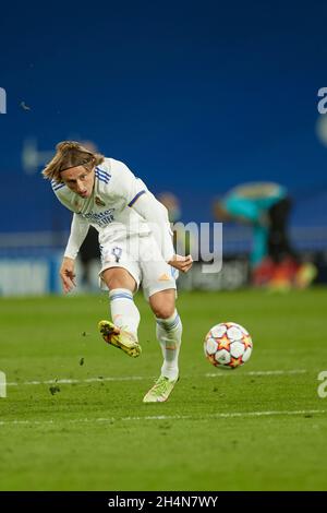 Madrid, Espagne.3 novembre 2021.Le Luka Modric du Real Madrid tourne lors du match du groupe D de la Ligue des champions de l'UEFA entre le Real Madrid CF et Shakhtar Donetsk à Madrid, Espagne, le 3 novembre 2021.Credit: Meng Dingbo/Xinhua/Alay Live News Banque D'Images