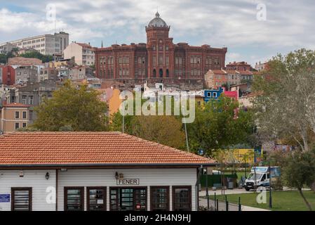 Istanbul, Turquie.12 octobre 2021.Le château rouge, l'école primaire orthodoxe de Rum grec se trouve sur une colline surplombant la Corne d'Or dans le quartier de Fener à Istanbul.(Image de crédit : © John Wreford/SOPA Images via ZUMA Press Wire) Banque D'Images