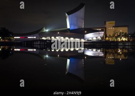 Imperial War Musuem North, sur les rives du canal de Manchester, Salford Quays, de nuit Banque D'Images