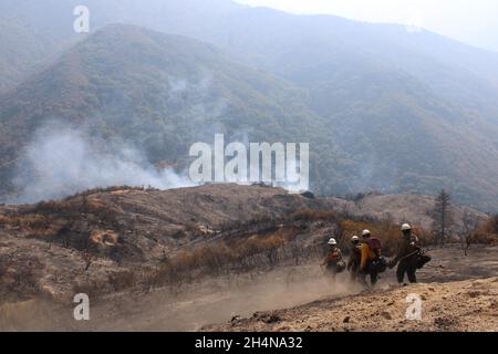 Three Rivers, Californie, États-Unis.10 octobre 2021.Truckee Hotsshot Crew randonnée dans le complexe E Fork Kaweah KNP feu de forêt dans les parcs nationaux Sequoia et Kings Canyon, Three Rivers, Californie.Un incendie, commençant par une grève de la foudre le 9 septembre 2021, a brûlé plus de 88 000 hectares dans les parcs nationaux de Sequoia et Kings Canyon, y compris une partie d'un bosquet historique de séquoias géants. Banque D'Images