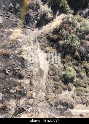 Three Rivers, Californie, États-Unis.26 octobre 2021.Toboggan sur la route pour le 26 octobre 2021, feu de forêt du complexe KNP dans les parcs nationaux de Sequoia et Kings Canyon, Three Rivers, Californie.Un incendie, commençant par une grève de la foudre le 9 septembre 2021, a brûlé plus de 88 000 hectares dans les parcs nationaux de Sequoia et Kings Canyon, y compris une partie d'un bosquet historique de séquoias géants. Banque D'Images