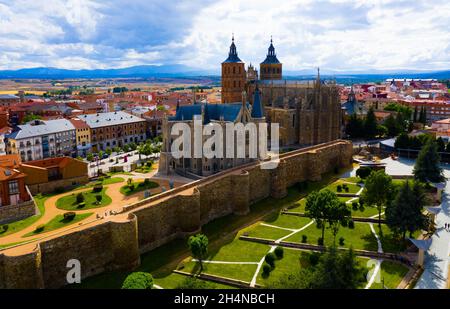 Vue aérienne sur le Palais épiscopal d'Astorga. Banque D'Images