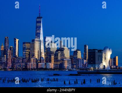 New York, États-Unis, 3 novembre 2021.Une sculpture de 80 pieds (24.3 mètres) intitulée 'l'âme de l'eau' par l'artiste espagnol Jaume Plensa semble exiger le silence à Banque D'Images