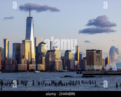 New York, États-Unis, 3 novembre 2021.Une sculpture de 80 pieds (24.3 mètres) intitulée 'l'âme de l'eau' par l'artiste espagnol Jaume Plensa semble exiger le silence à Banque D'Images