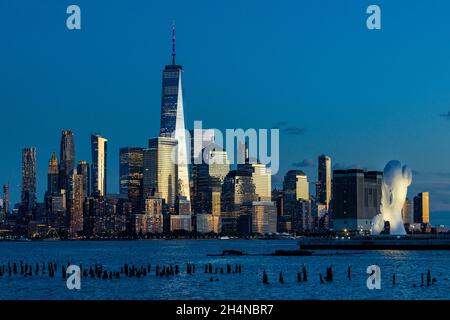 New York, États-Unis, 3 novembre 2021.Une sculpture de 80 pieds (24.3 mètres) intitulée 'l'âme de l'eau' par l'artiste espagnol Jaume Plensa semble exiger le silence à Banque D'Images