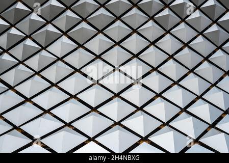 Structure métallique avec formes géométriques sur une vue rapprochée du toit d'un bâtiment Banque D'Images