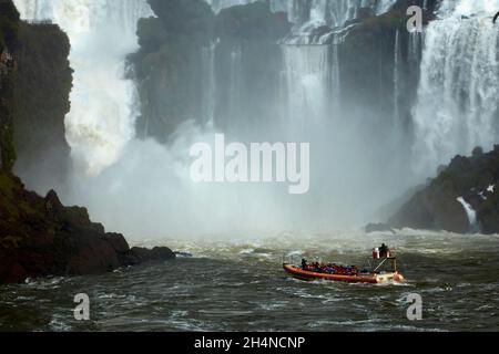 Touristes sur le bateau qui va sous les chutes d'Iguazu, Argentine, Amérique du Sud Banque D'Images