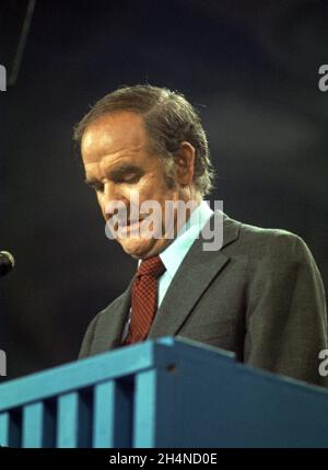 Le sénateur des États-Unis George McGovern (démocrate du Dakota du Sud, candidat du Parti démocrate 1972 pour le président des États-Unis), prononce son discours d’acceptation lors de la convention nationale du parti au Centre des congrès de Miami Beach à Miami Beach, en Floride, le jeudi 13 juillet 1972. Crédit : Arnie Sachs / CNP / MediaPunch Banque D'Images