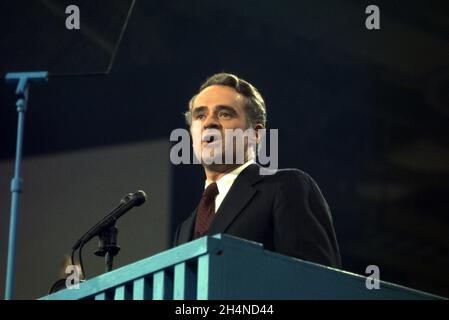 États-Unis le sénateur Tom Eagleton (démocrate du Missouri), le candidat du Parti démocrate 1972 au poste de vice-président des États-Unis, prononce son discours d’acceptation au congrès national du parti au Centre des congrès de Miami Beach à Miami Beach, Floride, le jeudi 13 juillet 1972. Crédit : Arnie Sachs / CNP / MediaPunch Banque D'Images