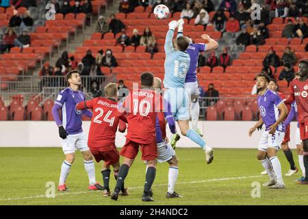 Toronto, Ontario, Canada.3 novembre 2021.Alejandro Pozuelo (10) et Callum Irving (13) en action pendant le jeu CPL entre Toronto FC et Pacific FC.Fin du match 2-1 (Credit image: © Angel Marchini/ZUMA Press Wire) Banque D'Images