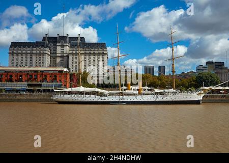 Grand navire ARA Presidente Sarmiento (1897) sur Rio Darsena sur, et Libertador Building, Puerto Madero, Buenos Aires, Argentine,Amérique du Sud Banque D'Images