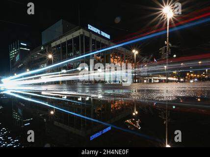 02 novembre 2021, Hessen, Francfort-sur-le-main : des traces de lumière des voitures qui passent peuvent être vues dans la soirée devant l'Opéra et le Schauspiel (l) (tourné avec une longue exposition).La ville de Francfort-sur-le-main présentera une étude approfondie du double complexe devant être rénové le 4 novembre 2021.Photo: Arne Dedert/dpa Banque D'Images