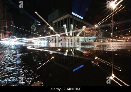 02 novembre 2021, Hessen, Francfort-sur-le-main : des traces de lumière des voitures qui passent peuvent être vues dans la soirée devant l'Opéra et le Schauspiel (l) (tourné avec une longue exposition et un effet de zoom).La ville de Francfort-sur-le-main présentera une étude approfondie du double complexe devant être rénové le 4 novembre 2021.Photo: Arne Dedert/dpa Banque D'Images