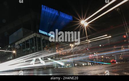 02 novembre 2021, Hessen, Francfort-sur-le-main : des traces de lumière des voitures qui passent peuvent être vues dans la soirée devant l'Opéra et le Schauspiel (l) (tourné avec une longue exposition et un effet de zoom).La ville de Francfort-sur-le-main présentera une étude approfondie du double complexe devant être rénové le 4 novembre 2021.Photo: Arne Dedert/dpa Banque D'Images