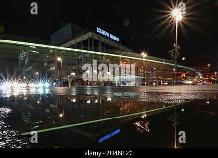 02 novembre 2021, Hessen, Francfort-sur-le-main : des traces de lumière d'un tramway passant peuvent être vues dans la soirée devant l'Opéra et le Schauspiel (l) (tourné avec une longue exposition).Le 4 novembre 2021, la ville de Francfort-sur-le-main présentera une étude approfondie de la double structure devant être rénovée.Photo: Arne Dedert/dpa Banque D'Images