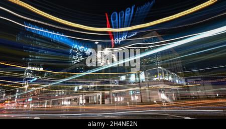 02 novembre 2021, Hessen, Francfort-sur-le-main : des traces de lumière provenant des tramways et des bicyclettes qui passent ainsi que la lumière des feux de rue peuvent être vues dans la soirée devant l'Opéra (r) et le Schauspiel (tourné avec une longue exposition et un effet de balayage).Le 4 novembre 2021, la ville de Francfort-sur-le-main présentera une étude approfondie de la double structure devant être rénovée.Photo: Arne Dedert/dpa Banque D'Images