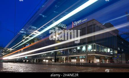 02 novembre 2021, Hessen, Francfort-sur-le-main : des traces légères d'un tramway passant peuvent être vues dans la soirée devant l'Opéra (r) et le Schauspiel (tourné avec une longue exposition).Le 4 novembre 2021, la ville de Francfort-sur-le-main présentera une étude approfondie de la double structure devant être rénovée.Photo: Arne Dedert/dpa Banque D'Images