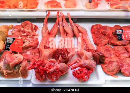 Lapin entier habillé de jambon espagnol serrano iberico à vendre dans une boucherie locale dans la vieille ville ou Casco Viejo à Pampelune, Espagne Banque D'Images
