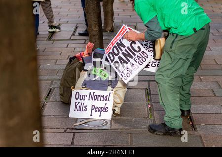 Glasgow, Royaume-Uni.03ème novembre 2021.Un activiste a vu se lever le journal pendant la manifestation.alors que la Conférence des Nations Unies sur les changements climatiques (26e Conférence des Parties (COP26)) se poursuit, la rébellion de l'extinction et d'autres groupes d'activistes du changement climatique ont organisé un rassemblement à Glasgow Royal concert Hall Steps, Buchanan Street,Et sont en marche dans les rues du centre-ville de Glasgow.Crédit : SOPA Images Limited/Alamy Live News Banque D'Images