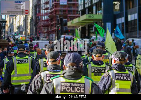 Glasgow, Royaume-Uni.03ème novembre 2021.Des policiers patrouillent dans les rues pendant la manifestation.Alors que la Conférence des Nations Unies sur les changements climatiques (26e Conférence des Parties (COP26)) se poursuit, la rébellion de l'extinction et d'autres groupes d'activistes sur le changement climatique ont organisé un rassemblement à Glasgow Royal concert Hall Steps, Buchanan Street, et ils marchent dans les rues du centre-ville de Glasgow.Crédit : SOPA Images Limited/Alamy Live News Banque D'Images