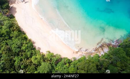 Magnifique plage vue aérienne de la plage tropicale de la mer dans la belle île de Phuket situé à Laem Sing plage Phuket Thaïlande le 30-2021 octobre Banque D'Images