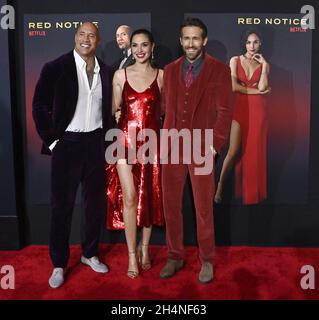 Los Angeles, États-Unis.3 novembre 2021.Dwayne Johnson, Gal Gadot et Ryan Reynolds (G-D), membres de la troupe, se réunissent pour une séance photo sur le tapis rouge lors de la première du film « Red Notice » du thriller comique de crime de L.A.Vivre à Los Angeles le mercredi 3 novembre 2021.Scénario : un agent d'Interpol suit le voleur d'art le plus recherché au monde.Photo de Jim Ruymen/UPI crédit: UPI/Alay Live News Banque D'Images