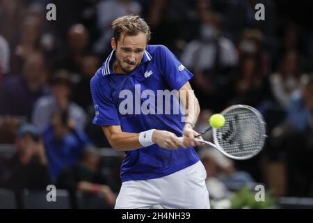 Paris, France.03ème novembre 2021.Daniil Medvedev (RUS) en action lors des Rolex Paris Masters 2021, match entre Llya Ivashka (BLR) et Daniil Medvedev (RUS), ATP tennis Masters 1000, à l'arène Accorhotels le 03 2021 novembre à Paris, France.Photo de Loic Baratoux/ABACAPRESS.COM crédit: Abaca Press/Alay Live News Banque D'Images