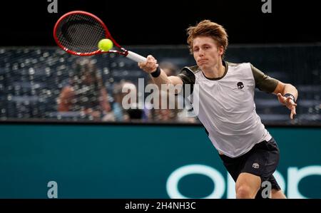 Paris, France.03ème novembre 2021.Llya Ivashka (BLR) en action lors du Rolex Paris Masters 2021, match entre Llya Ivashka (BLR) et Daniil Medvedev (RUS), ATP tennis Masters 1000, à l'arène Accorhotels le 03 2021 novembre à Paris, France.Photo de Loic Baratoux/ABACAPRESS.COM crédit: Abaca Press/Alay Live News Banque D'Images