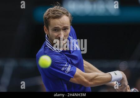 Paris, France.03ème novembre 2021.Daniil Medvedev (RUS) en action lors des Rolex Paris Masters 2021, match entre Llya Ivashka (BLR) et Daniil Medvedev (RUS), ATP tennis Masters 1000, à l'arène Accorhotels le 03 2021 novembre à Paris, France.Photo de Loic Baratoux/ABACAPRESS.COM crédit: Abaca Press/Alay Live News Banque D'Images