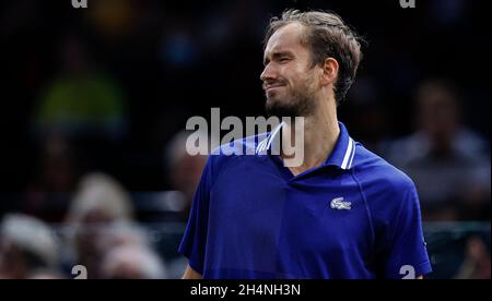 Paris, France.03ème novembre 2021.Daniil Medvedev (RUS) en action lors des Rolex Paris Masters 2021, match entre Llya Ivashka (BLR) et Daniil Medvedev (RUS), ATP tennis Masters 1000, à l'arène Accorhotels le 03 2021 novembre à Paris, France.Photo de Loic Baratoux/ABACAPRESS.COM crédit: Abaca Press/Alay Live News Banque D'Images