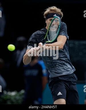 Alexander Zverev (GER), en action pendant le Rolex Paris Masters 2021, match entre Dusan Lajovic (SRB) et Alexander Zverev (GER), ATP tennis Masters 1000, à l'arène Accorhotels le 03 2021 novembre à Paris, France.Photo de Loic Baratoux/ABACAPRESS.COM Banque D'Images