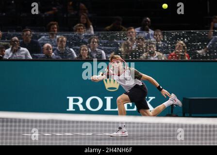 Paris, France.03ème novembre 2021.En action lors des Rolex Paris Masters 2021, match entre Llya Ivashka (BLR) et Daniil Medvedev (RUS), ATP tennis Masters 1000, à l'arène Accorhotels le 03 2021 novembre à Paris, France.Photo de Loic Baratoux/ABACAPRESS.COM crédit: Abaca Press/Alay Live News Banque D'Images