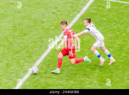 Saint-Pétersbourg, Russie – 16 juin 2021.Russie Winger Rifat Zhemaletdinov et défenseur finlandais Daniel O'Shhaughnessy pendant L'EURO 2020 Match Finlande v Banque D'Images