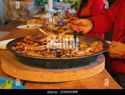Pieuvre et crevettes avec pommes de terre dans une casserole en métal prête à manger Banque D'Images