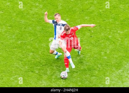 Saint-Pétersbourg, Russie – 16 juin 2021.L'équipe nationale de football de Finlande milieu de terrain Robin Lod contre la Russie milieu de terrain Rifat Zhemaletdinov pendant EUR Banque D'Images