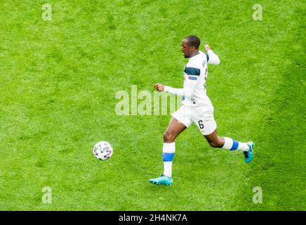 Saint-Pétersbourg, Russie – 16 juin 2021.Le milieu de terrain de l'équipe nationale de football de Finlande Glen Kamara lors du match EURO 2020 Finlande contre Russie (0-1) Banque D'Images