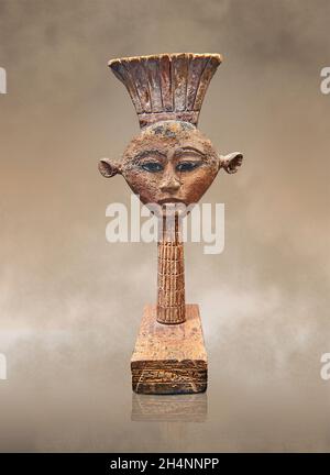 Bois égyptien Sculpture de la déesse Anouket .Musée du Louvre N3534.Anouket (déesse à la vache, tête de, oreilles percées, couronne d'Anouket).Isolant Banque D'Images